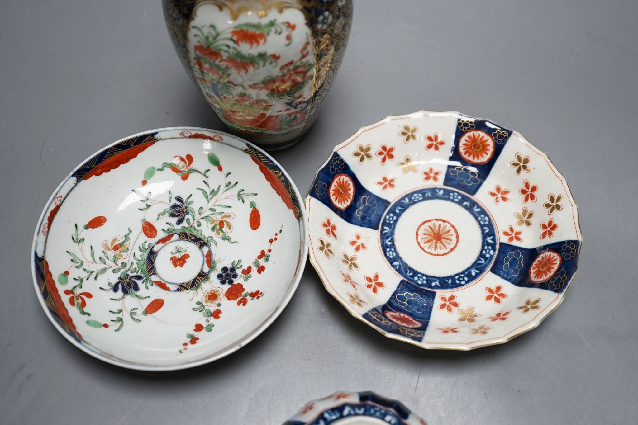 A Worcester kakiemon-style vase and two similar cups and saucers, circa 1775–80